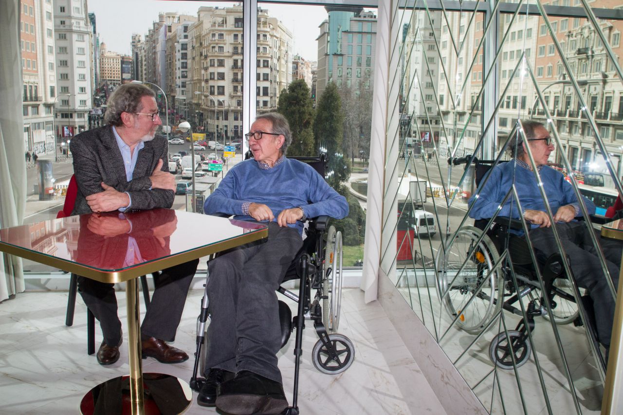 El cineasta Robert Guédiguian y el periodista José Antonio Gurriarán durante la presentación de Una Historia de locos en Madrid.