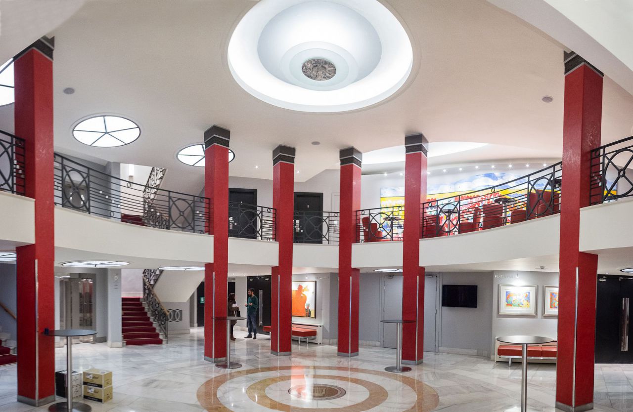 Panorámica del distribuidor del hall