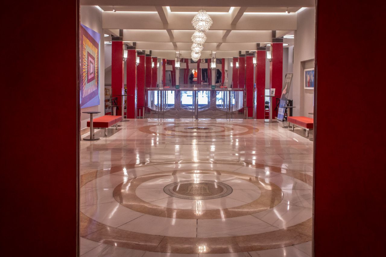 Vista entre columnas del hall