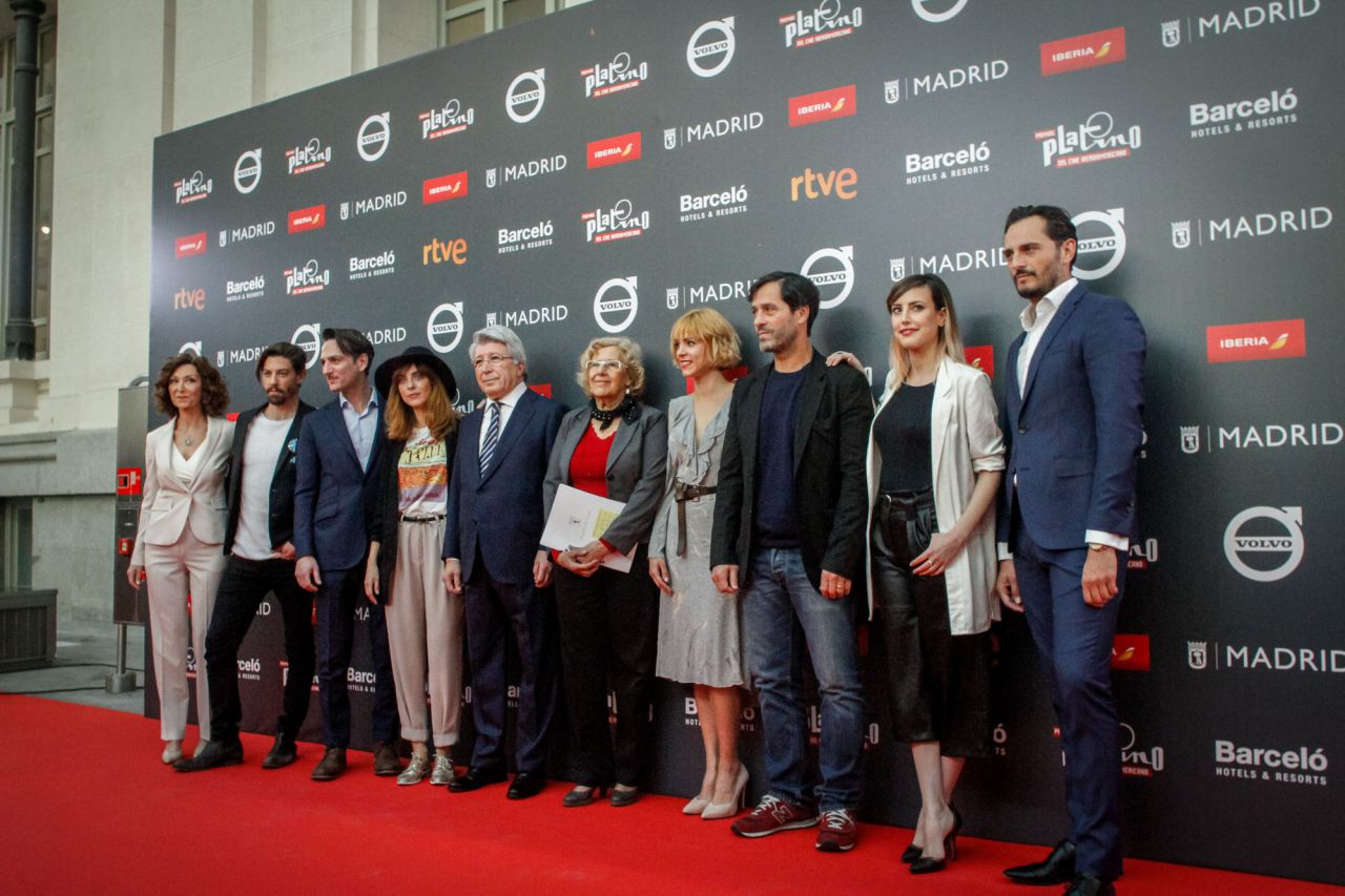 Posado de las autoridades con los actores y actrices.