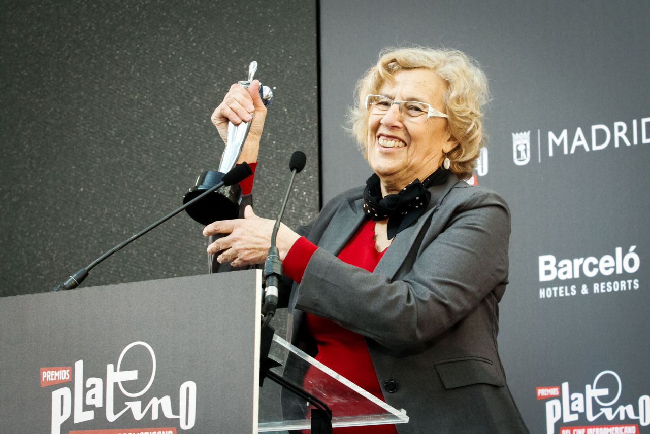 Manuela Carmena con un premio Platino.
