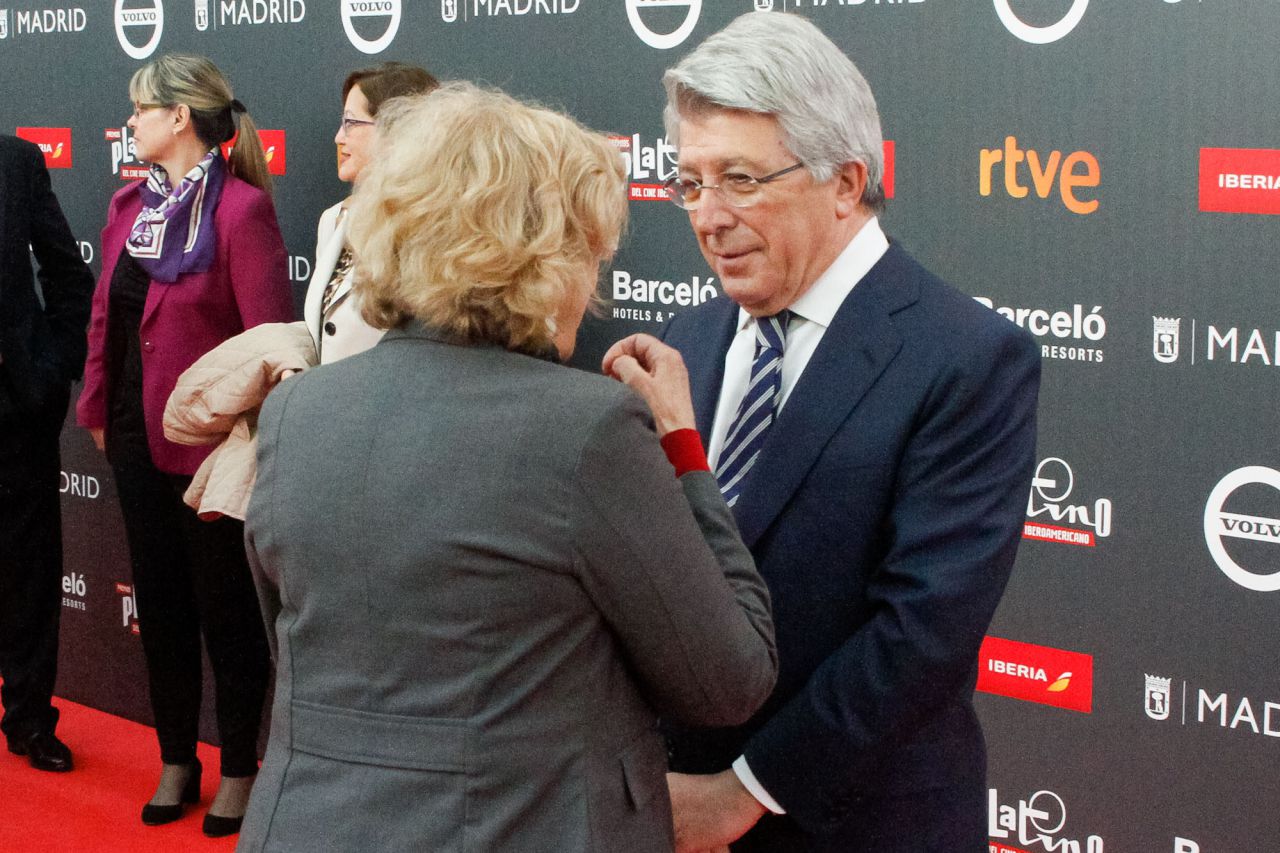 Enrique Cerezo habla con Manuela Carmena.