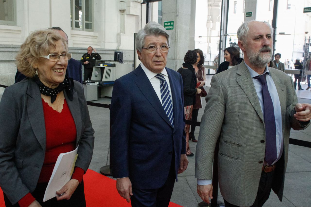 Enrique Cerezo junto a Manuela Carmena y Luis Cueto.