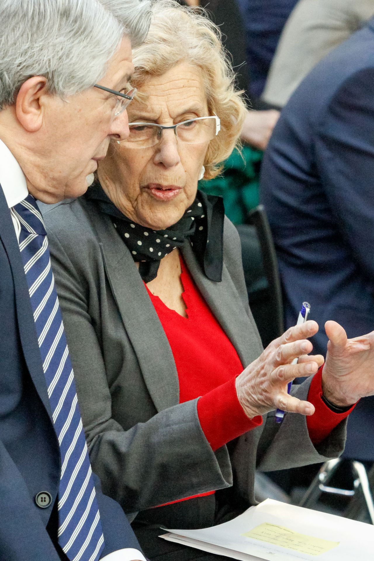 Enrique Cerezo habla con Manuela Carmena.