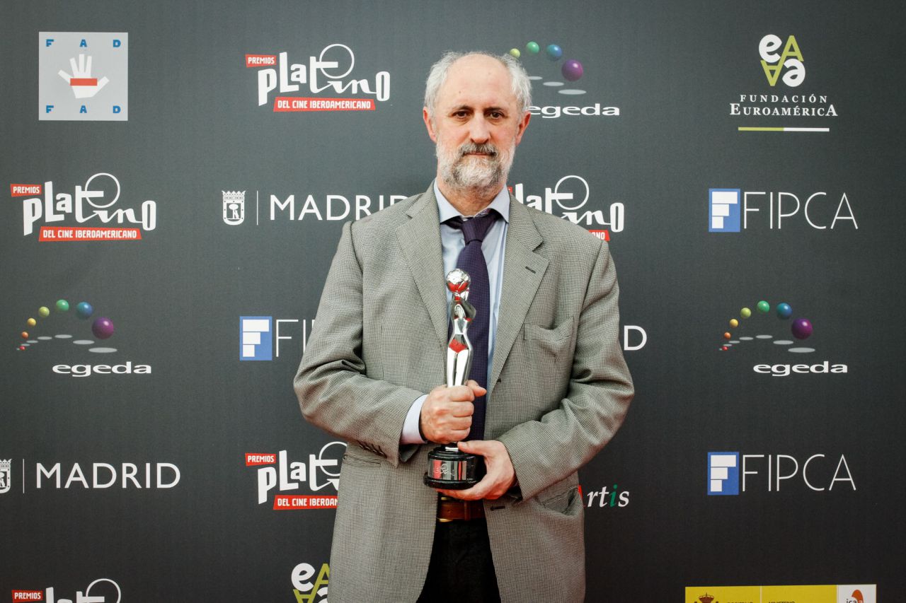 Luis Cueto, coordinador general del Ayuntamiento de Madrid, posa con un premio Platino.