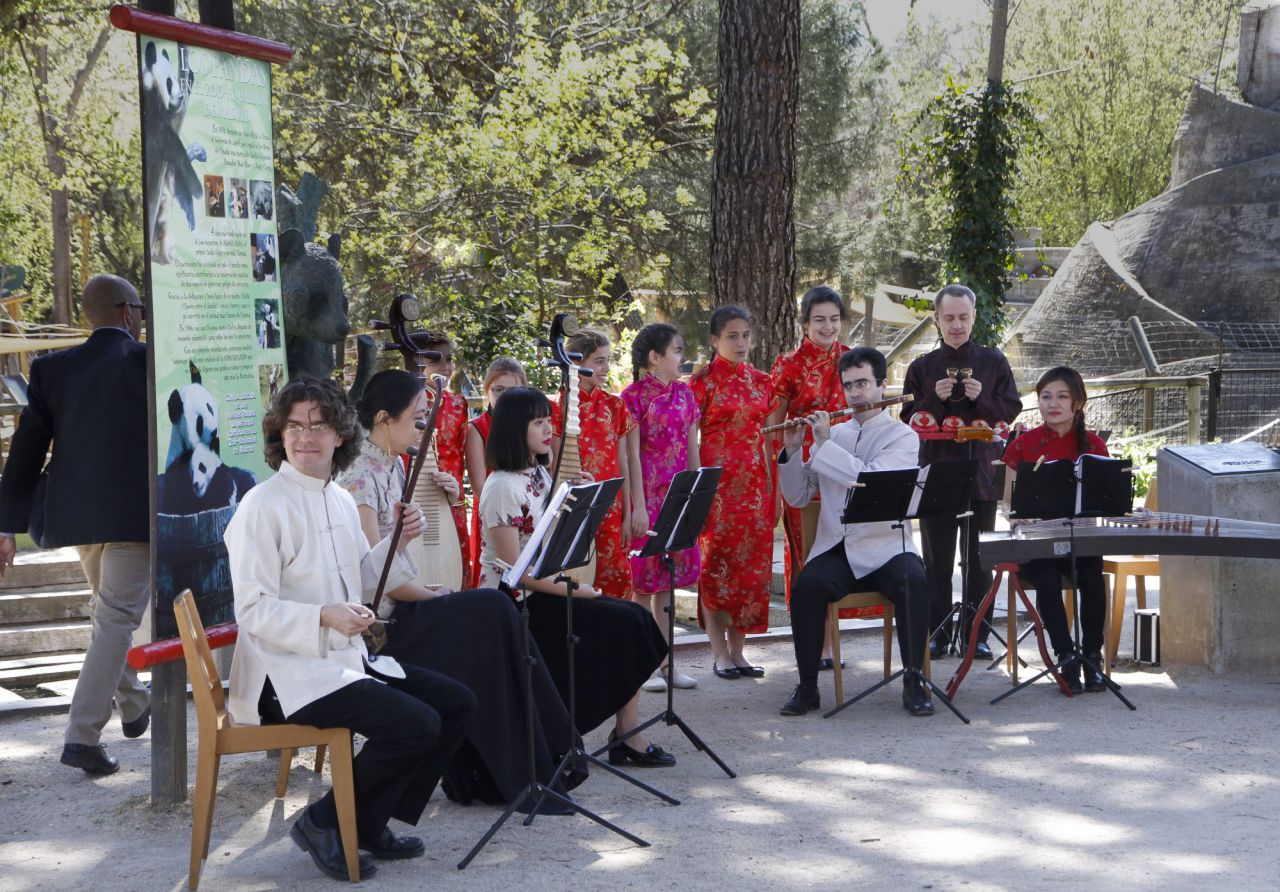 Espectáculo organizado para la Reina y el embajador.