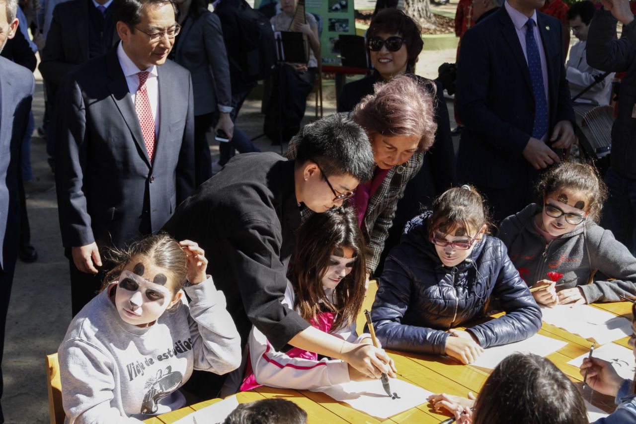 La reina ha observado como los niños aprenden caligrafía china.