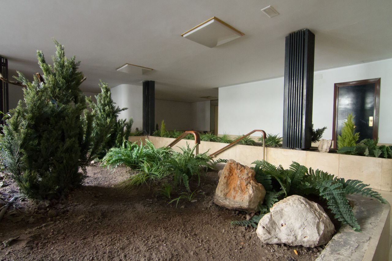 Jardín de la primera planta desde donde se accede a los ascensores privados para subir a las viviendas.