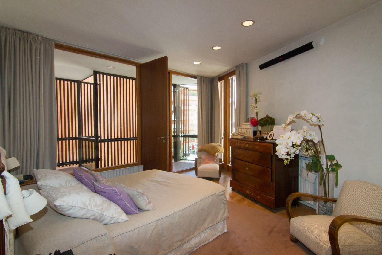 Dormitorio principal con terraza con orientación suroeste.