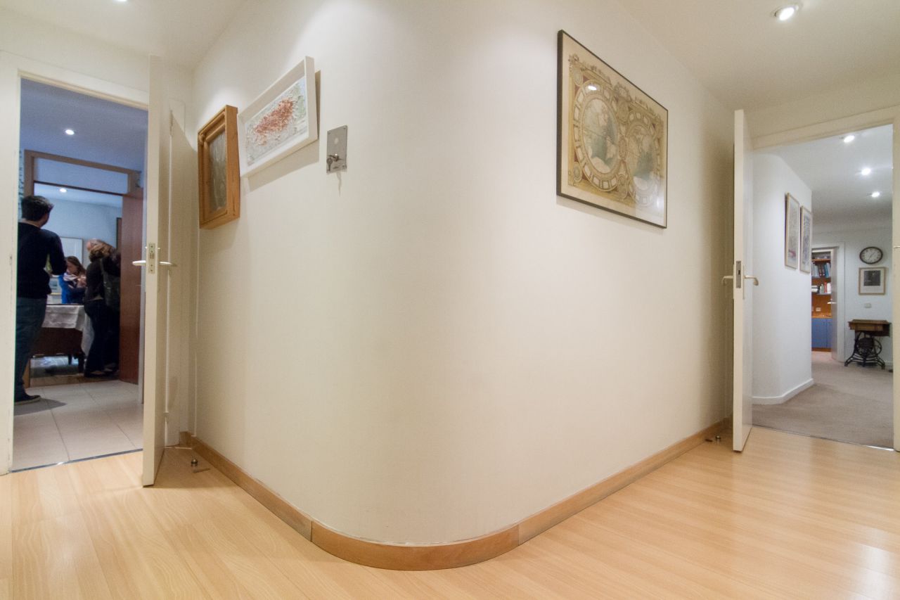 Pasillo con esquina curva.