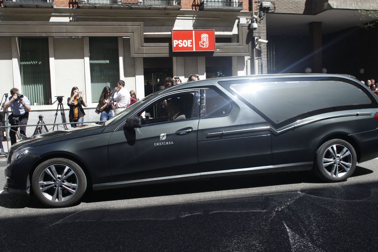Llegada del féretro a la sede del PSOE en la calle Ferraz 
