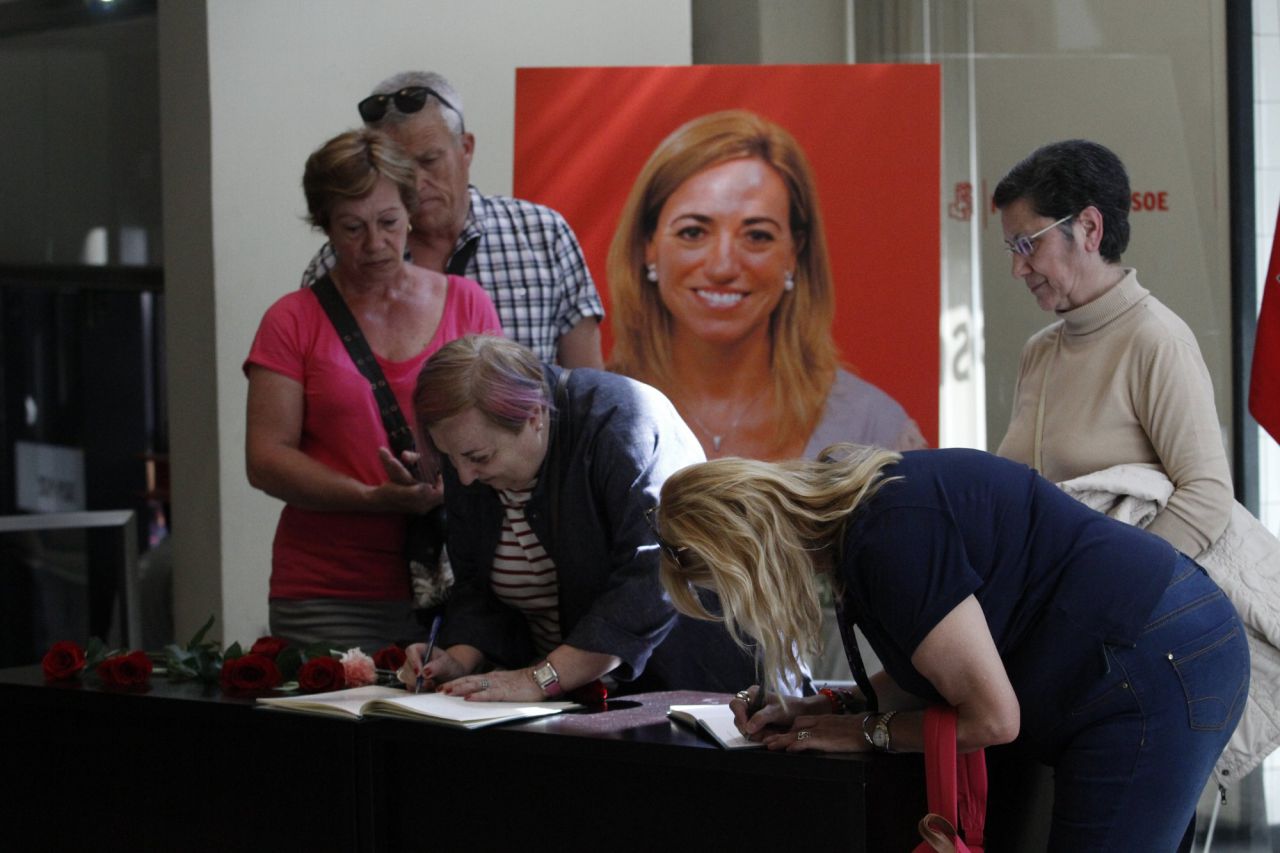 Muchas personas se han acercado a firmar en el libro de condolencias.