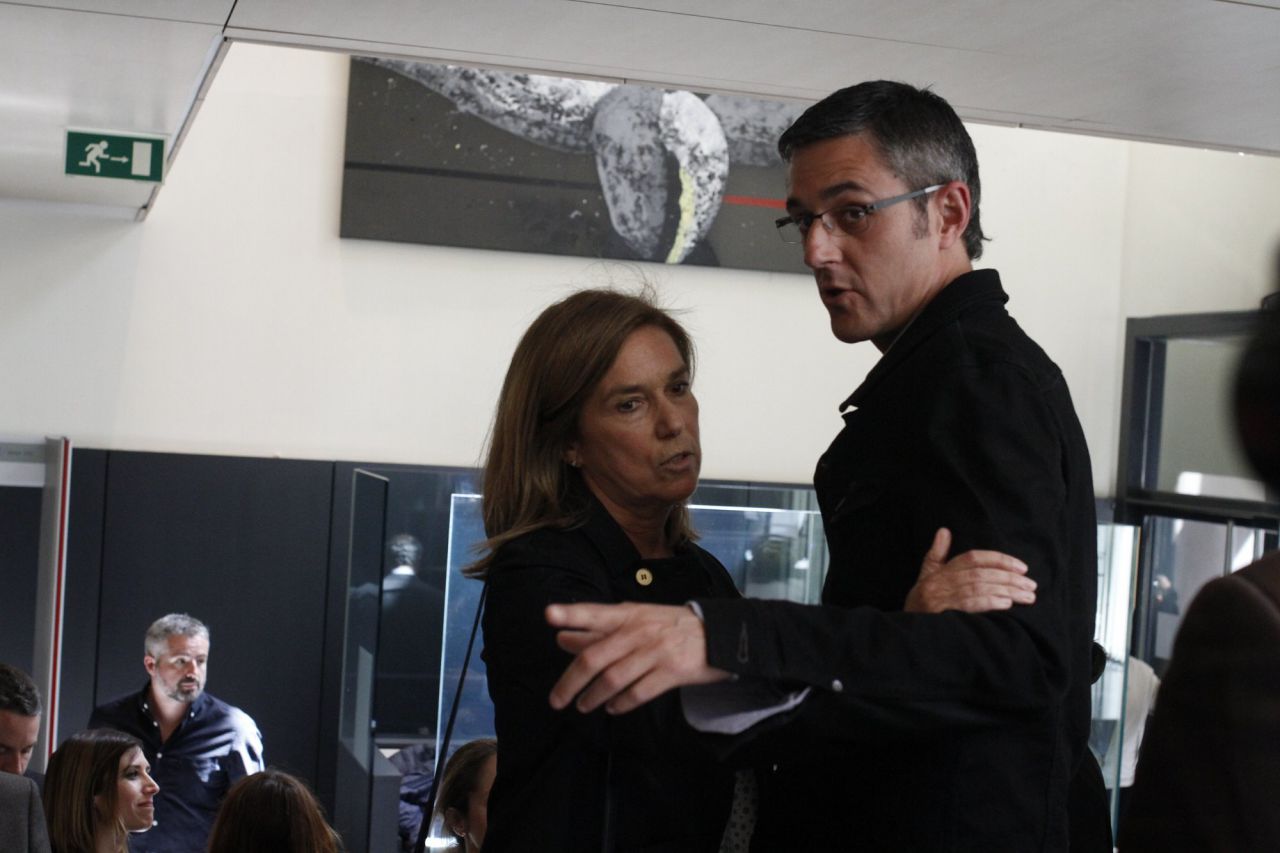 Ana Mato, exministra de Sanidad, saluda a Eduardo Madina, diputado socialista vasco 