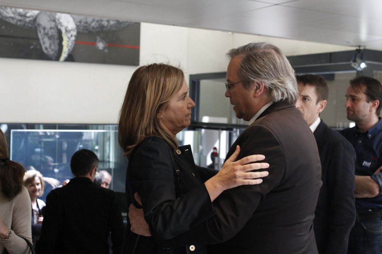 Ana Mato, exministra de Sanidad, saluda a Antonio Miguel Carmona, concejal del PSOE en el Ayuntamiento de Madrid.