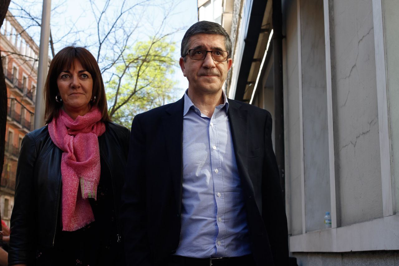 Patxi López , diputado vasco y aspirante a la Secretaría General del PSOE, junto a Idoia Mendía,  secretaria general del PSE-PSOE