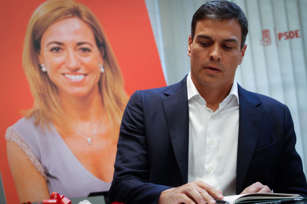 Pedro Sánchez tras firmar en el libro de condolencias