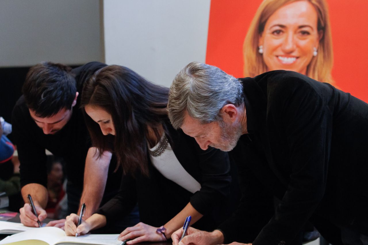 El exjefe del Estado Mayor de la Defensa (Jemad) Julio Rodríguez, nombrado por Carme Chacón cuando era ministra de Defensa, firma en el libro de condolencias.