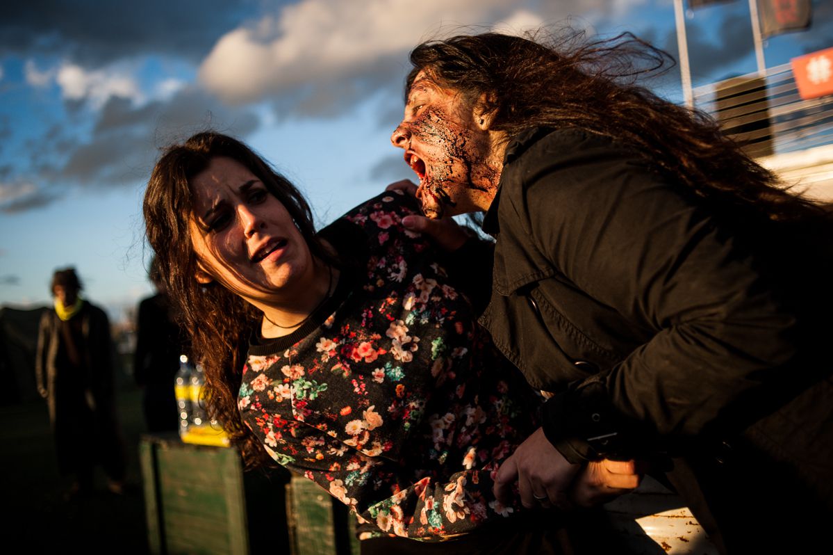 Una superviviente intentando huir de un zombie en la Survival Zombie de Getafe 2016