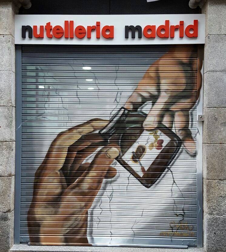 Persiana de la primera nutellería de España.