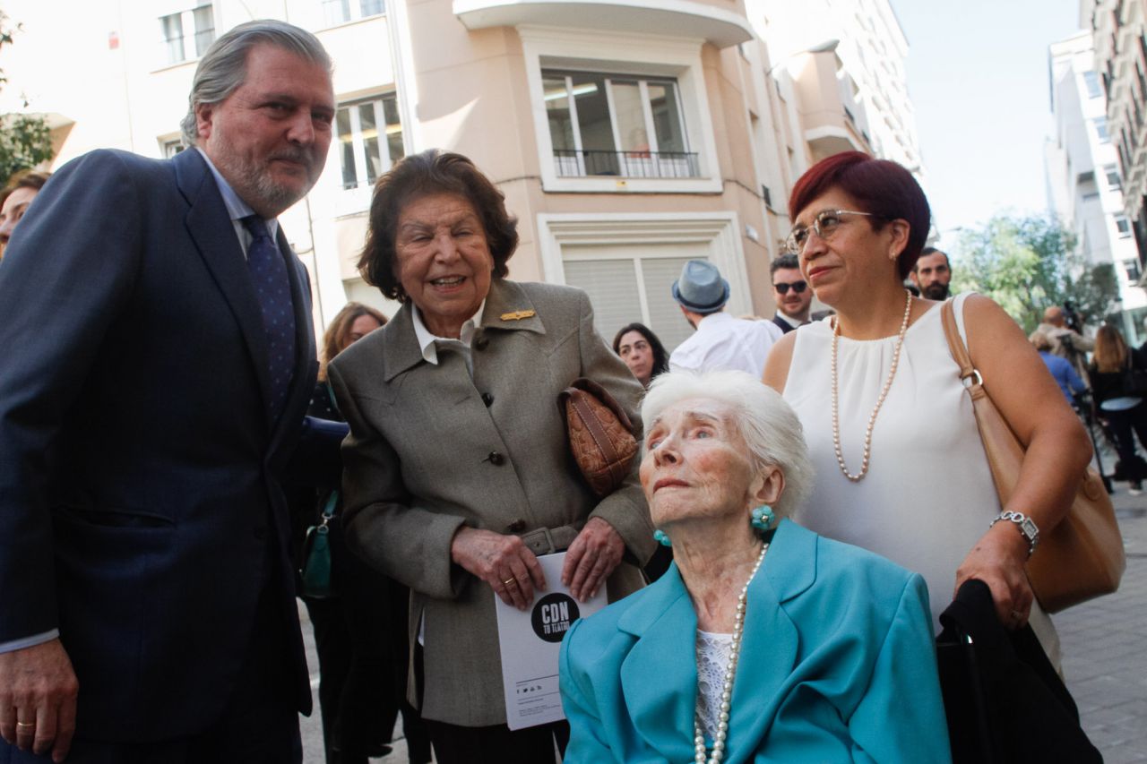 El ministro junto a su propia madre y las nietas de María Guerrero.