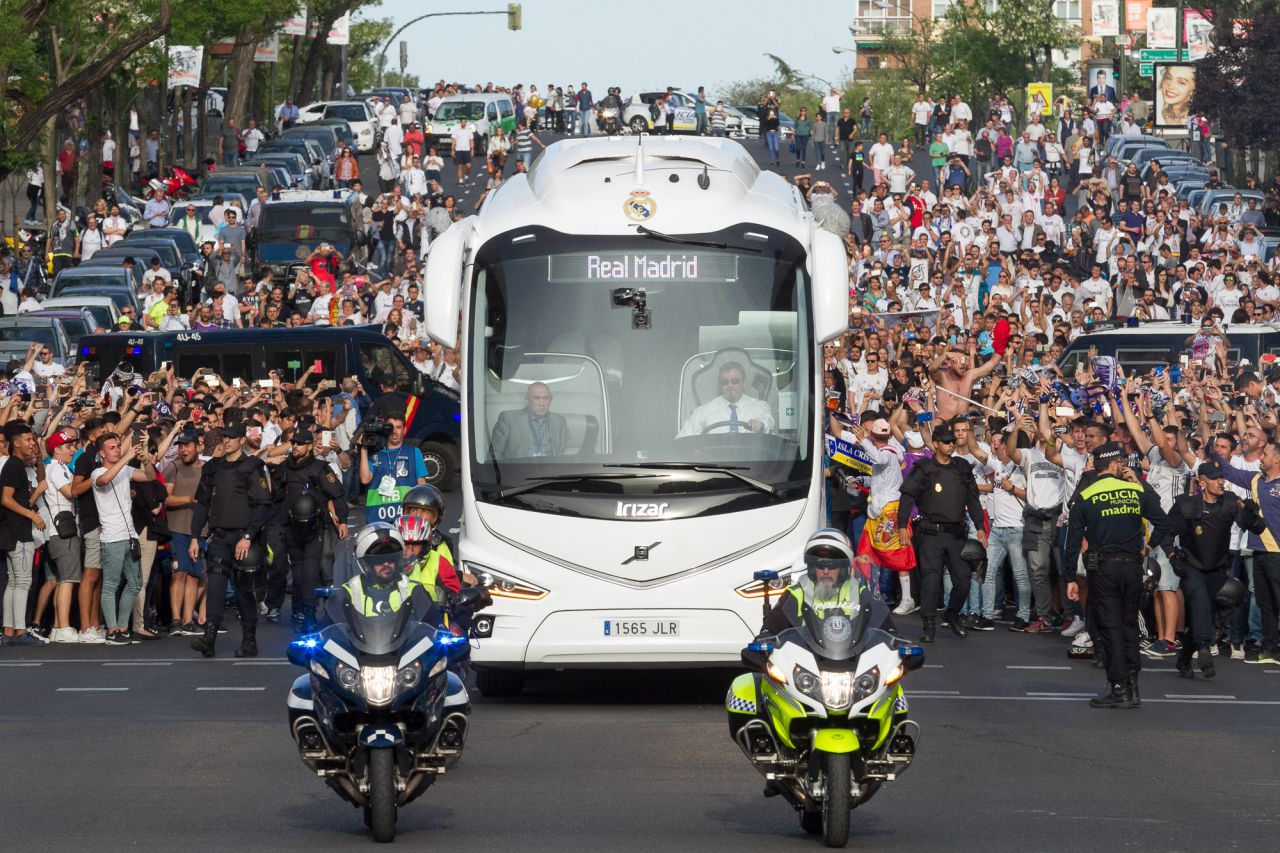 Llegada del autobús del Real Madrid al estadio Santiago Bernabeu entre grandes medidas de seguridad.