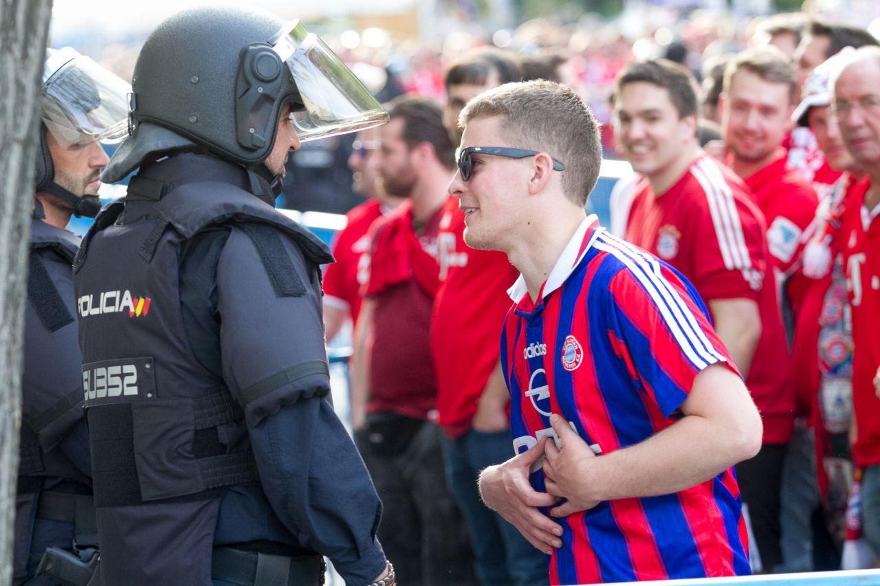 Aficionados del Bayern de Munich escoltados por la Policía Nacional para entrar al estadio.