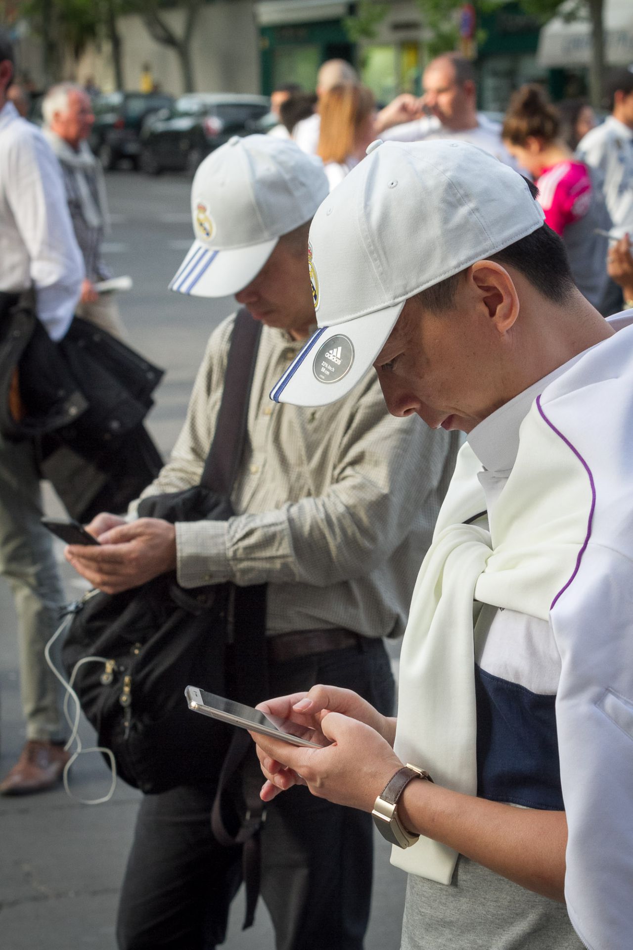 Aficionados del Real Madrid aguardan la llegada del autobús del equipo.