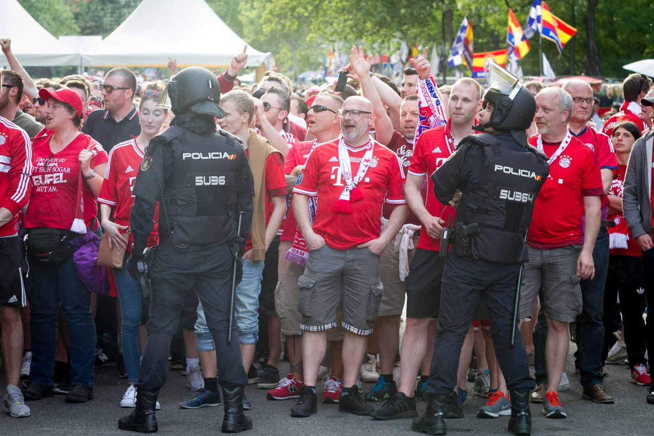 Aficionados del Bayern de Munich escoltados por la Policía Nacional para entrar al estadio.