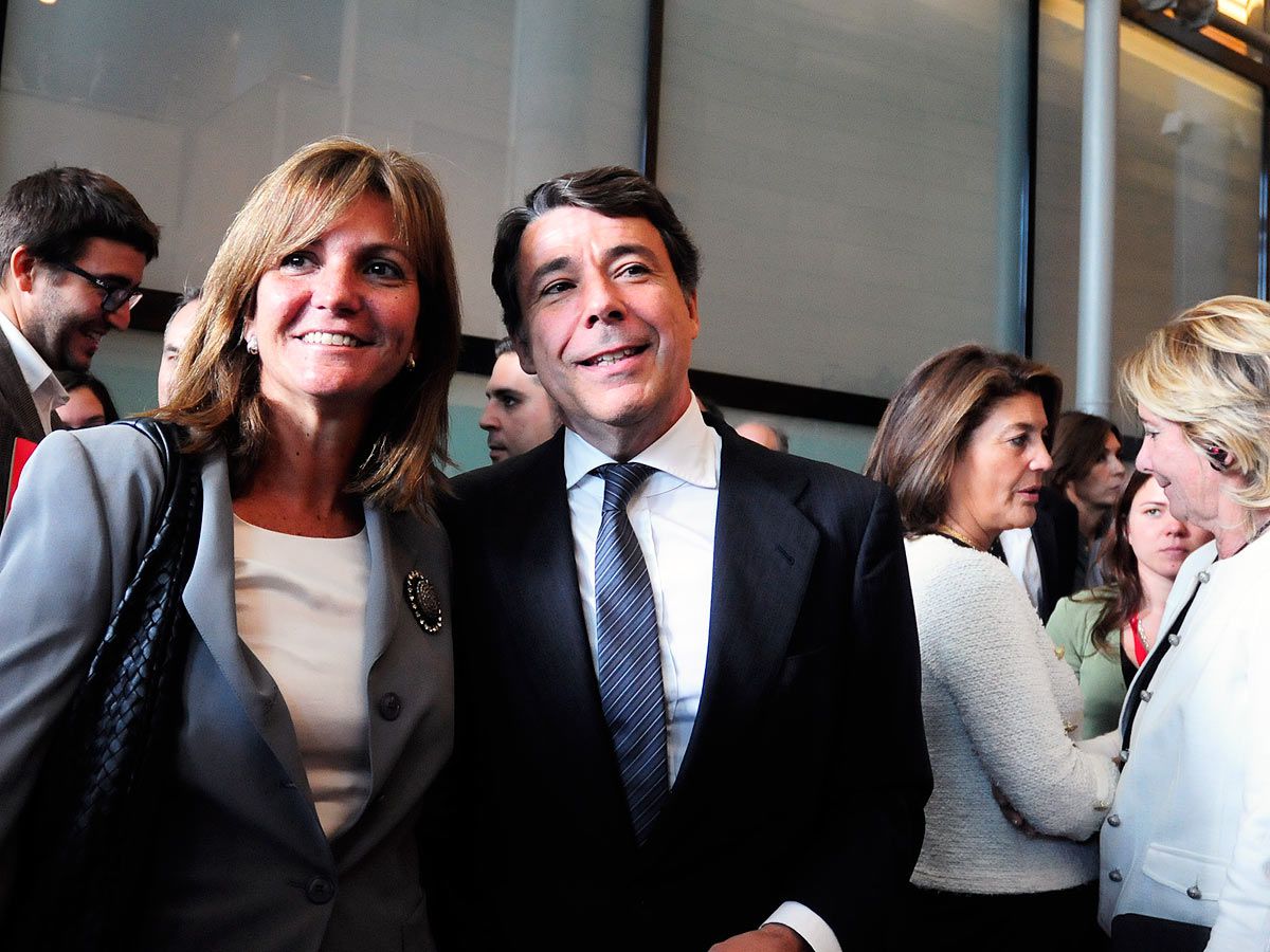 Ignacio Gonzalez y su esposa, Lourdes Cavero, en la Asamblea