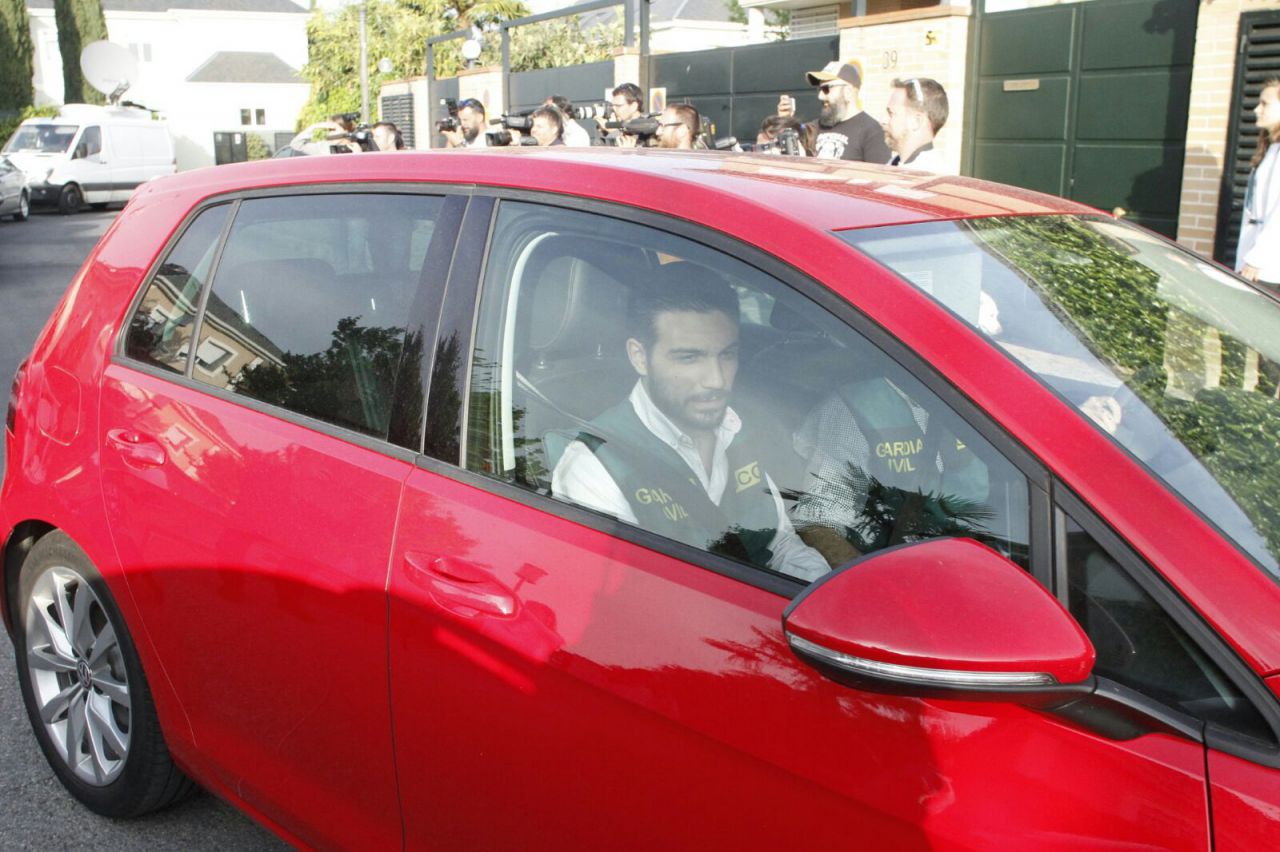 Agentes de la UCO saliendo de la casa de Ignacio González tras registrarla.