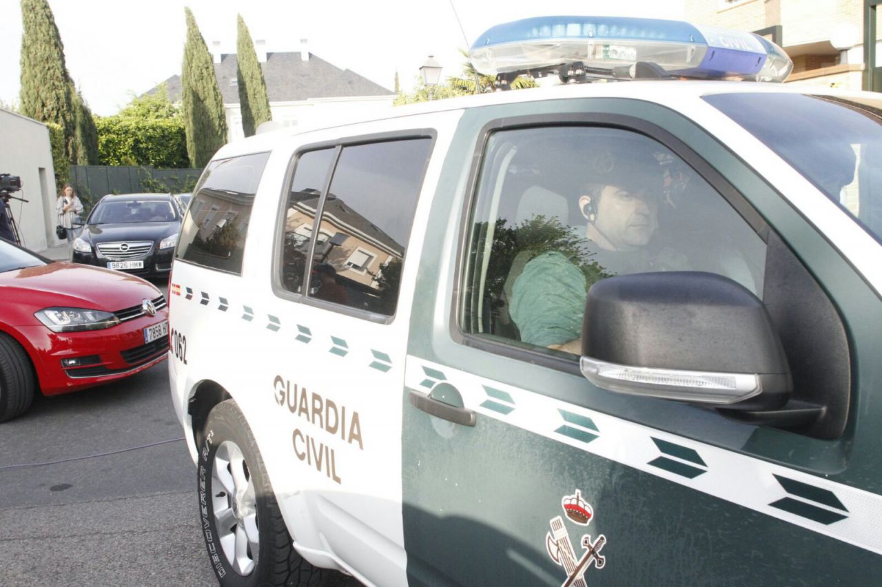 Agentes de la UCO saliendo de la casa de Ignacio González tras registrarla.