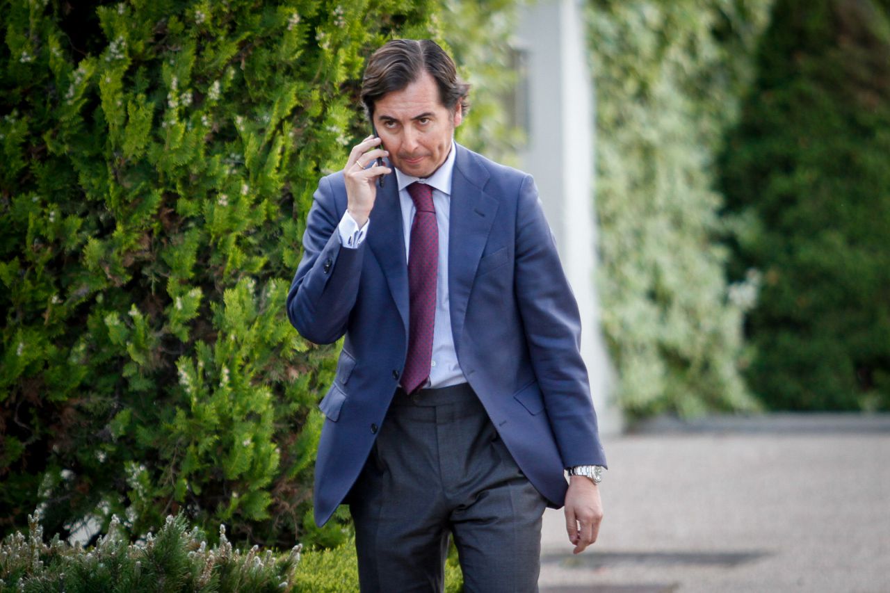 El abogado de Ignacio González sale de casa d éste tras finalizar el registro de la UCO.