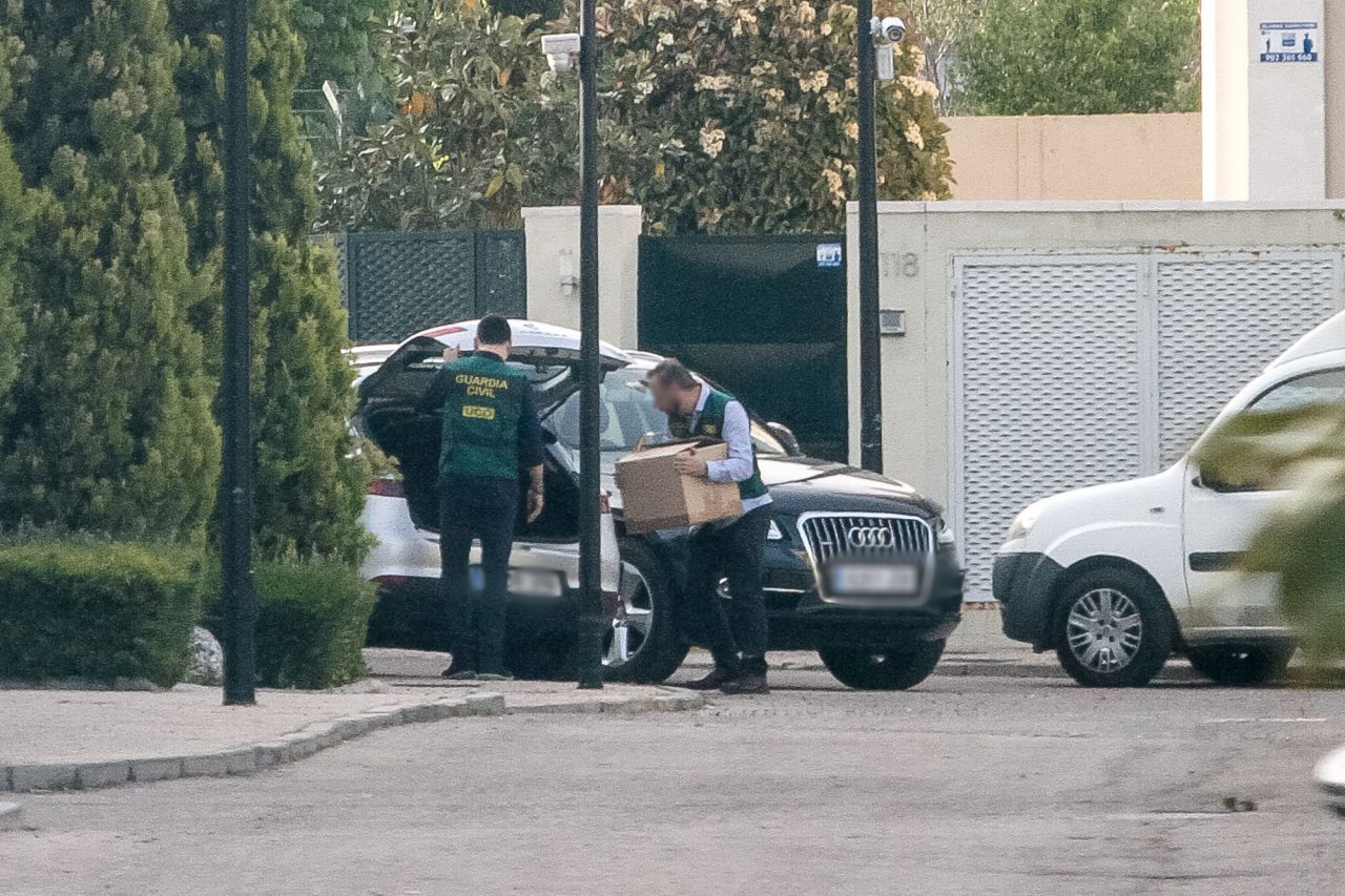 Agente de la UCO sacan cajas del domicilio den Ignacio González.