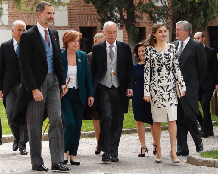 Eduardo Mendoza acompañado por los Reyes, en el paraninfo de la Universidad de Alcalá de Henares.