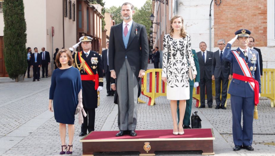 Los Reyes junto a la vicepresidenta del Gobierno, Soraya Sáenz de Santamaría