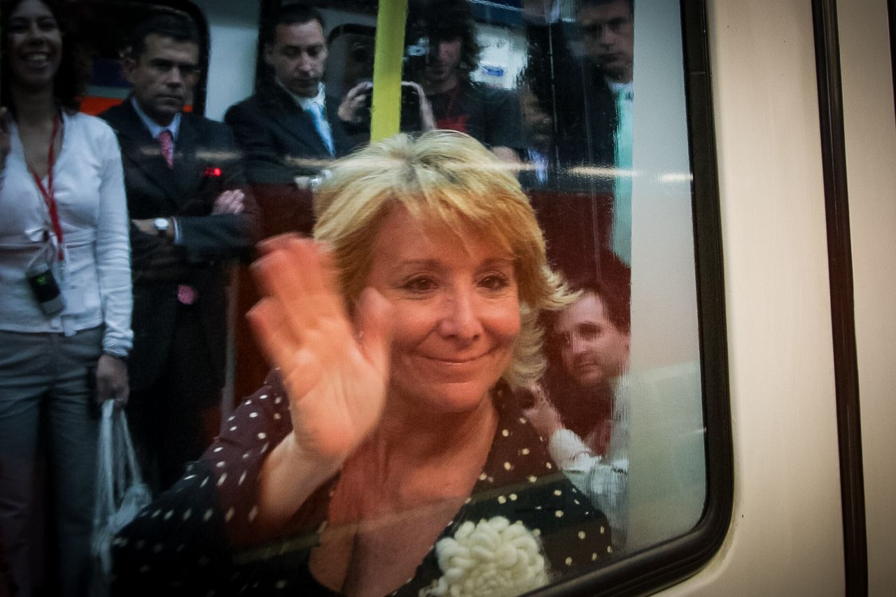 Aguirre saluda a la prensa desde un vagón de metro.