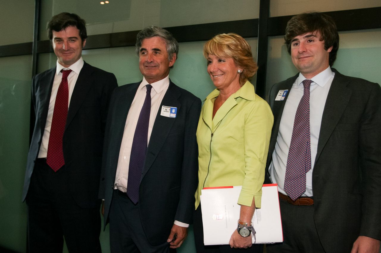 Esperanza Aguirre junto a su marido y sus hijos en la Asamblea de Madrid.