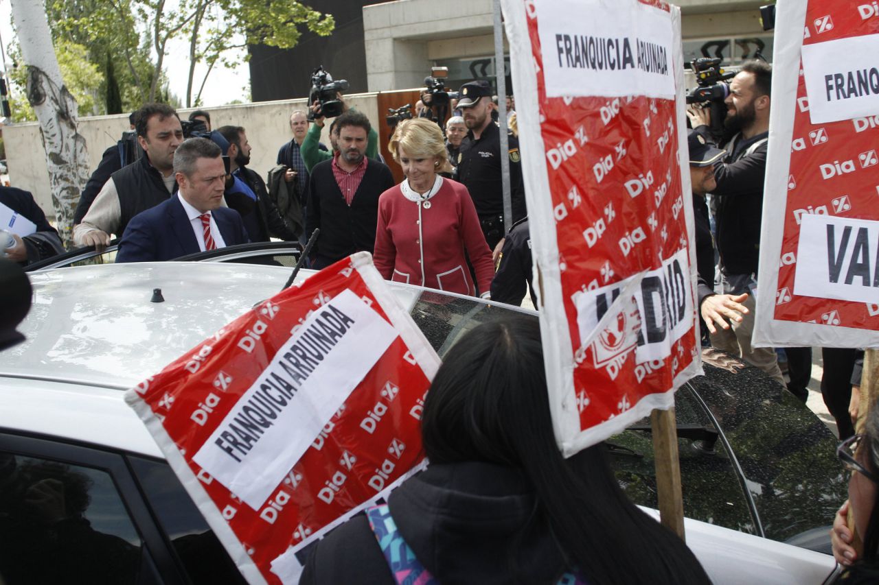 Esperanza Aguirre saliendo de la Audiencia Nacional tras declarar como testigo en el juicio que investiga la primera época de la Trama Gürtel.