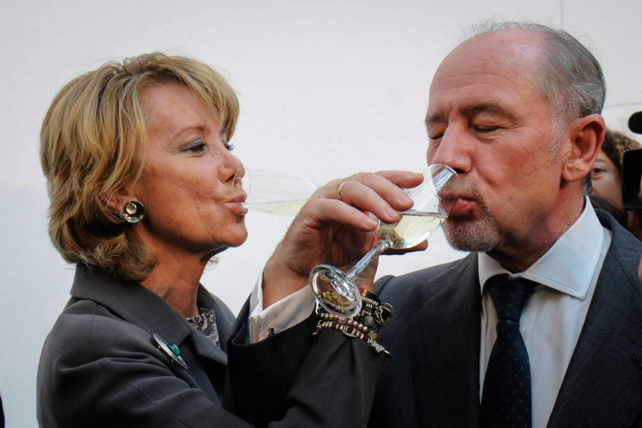 Brindis con Rodrigo Rato, al que disputó la presidencia de Caja Madrid con su candidato, Ignacio González.