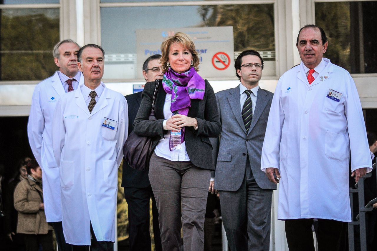 Salida de Esperanza Aguirre del hospital tras ser tratada por de un cáncer de mama.