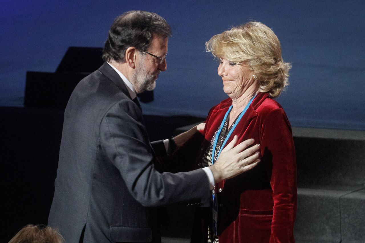 Mariano Rajoy saluda a Esperanza Aguirre en un congreso del PP.