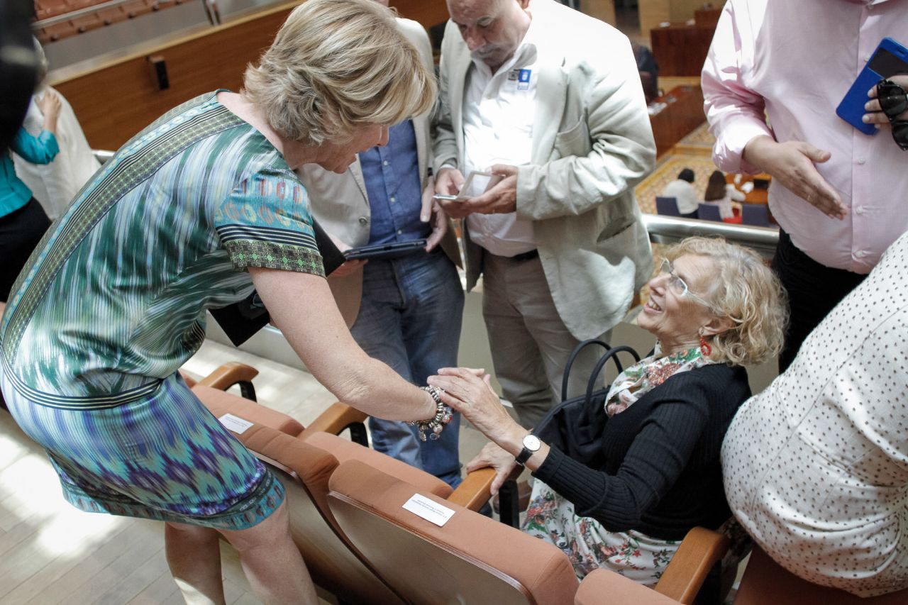 Primer encuentro entre Manuela Carmena y Esperanza Aguirre en la sesión de investidura de Cristina Cifuentes.