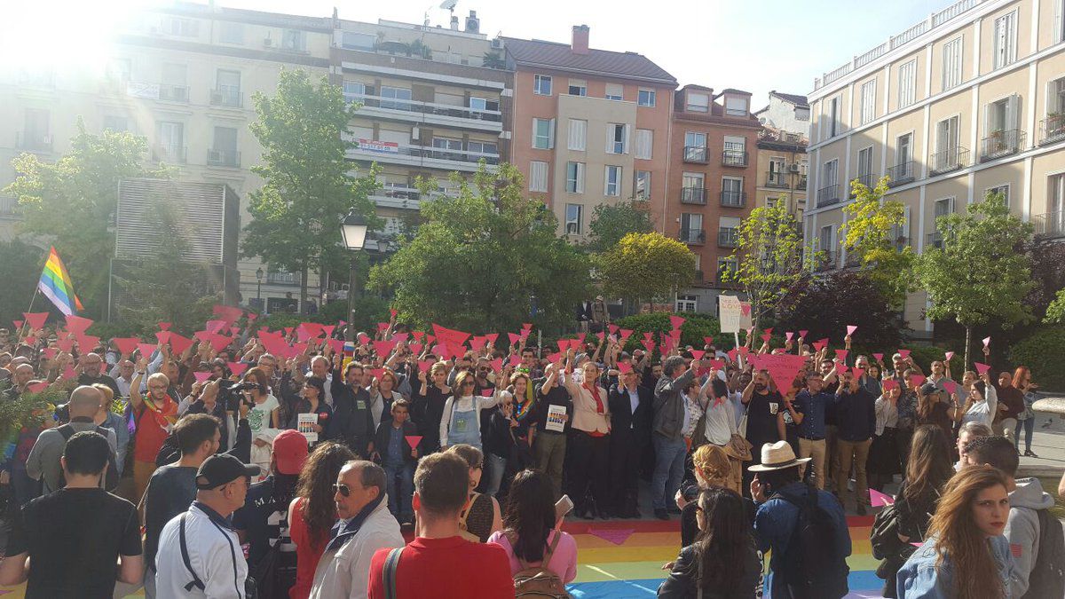 Manifestación en la plaza Pedro Zerolo contra el campo de concentración contra homosexuales en Chechenia.
