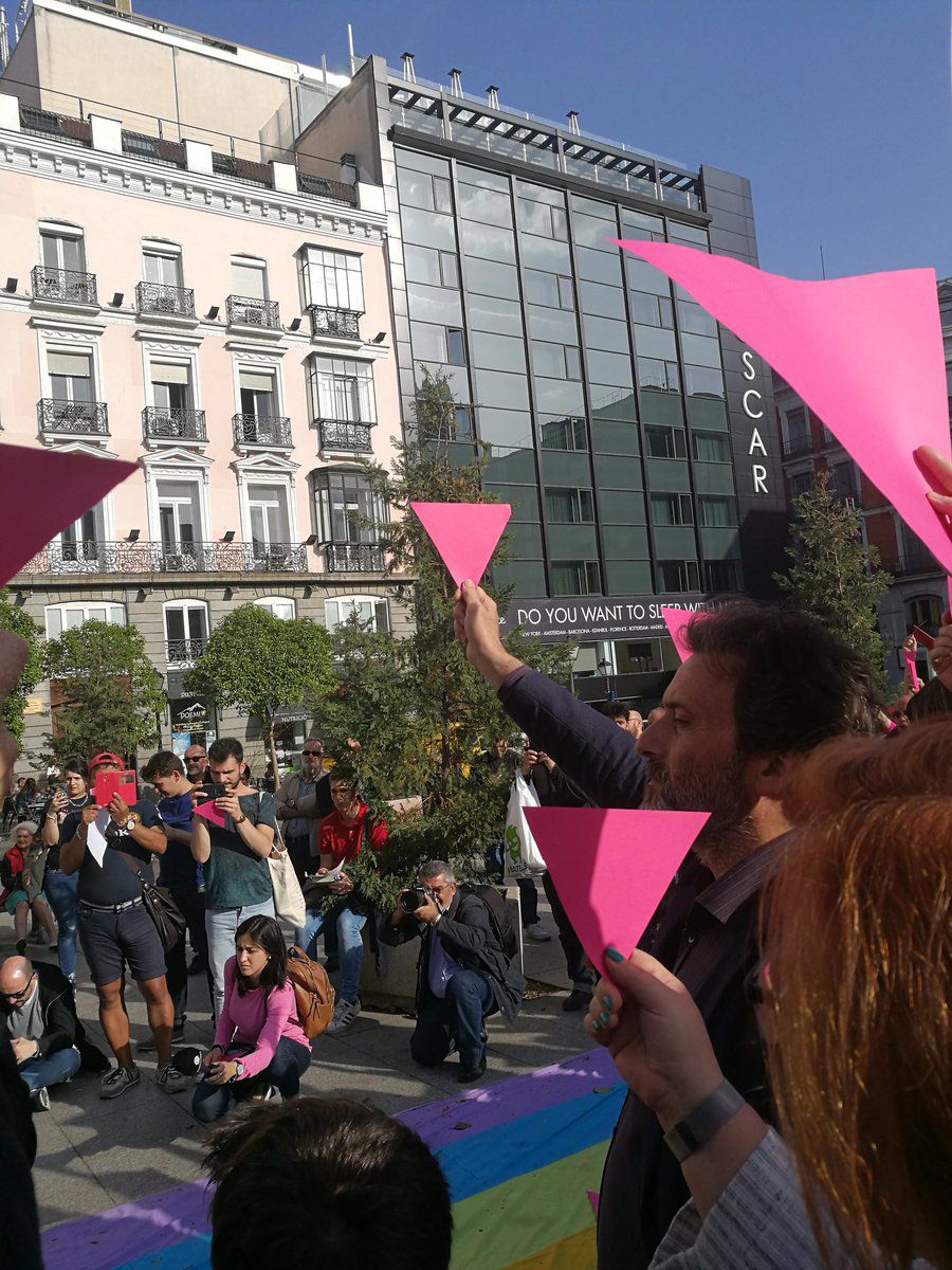 Manifestación en la plaza Pedro Zerolo contra el campo de concentración contra homosexuales en Chechenia.