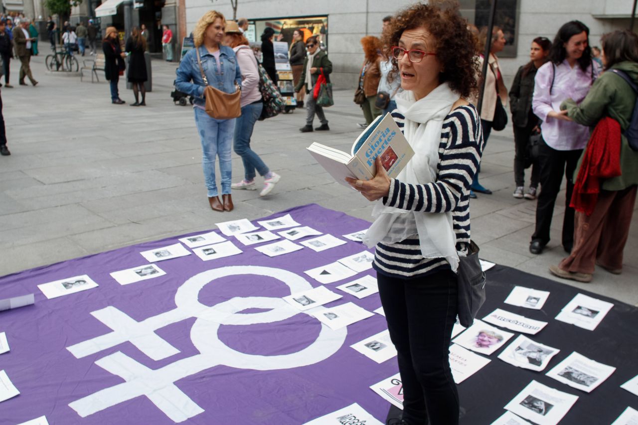 Una mujer leyó fragmentos de Gloria Fuertes en la plaza de Callao.