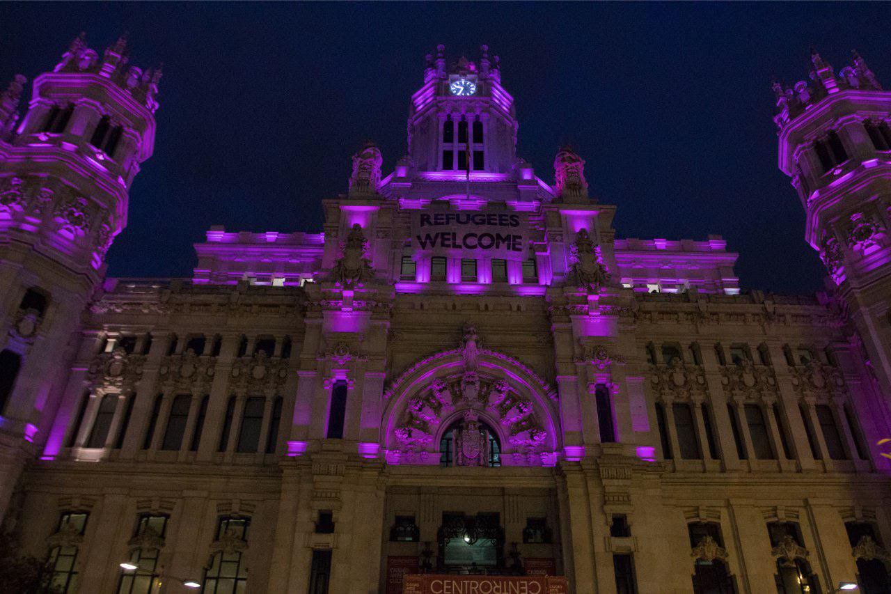 El palacio de Cibeles iluminado de morado y negro para conmemorar el Día de la Visibilidad Lésbica