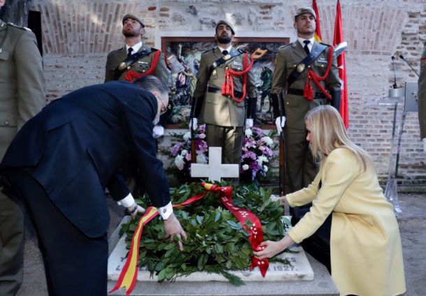 La presidenta regional deposita una corona de laurel ante la lápida de los héroes del Dos de Mayo