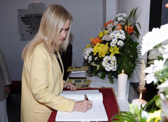 Cristina Cifuentes ha firmado en el libro de honor