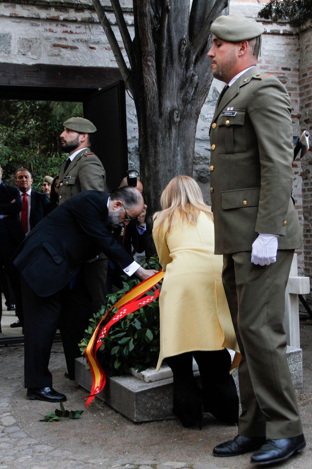 Cifuentes junto con Jose Luis Sanpedro han depositado una corona de laurel sobre la lápida de los caídos del 2 de Mayo.
