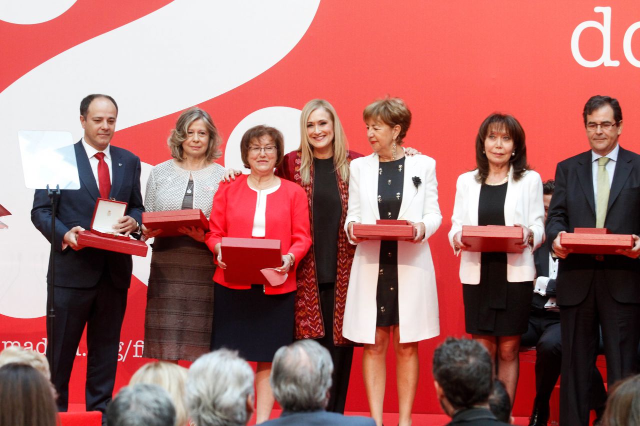 Cristina Cifuentes y los directores de los institutos premiados